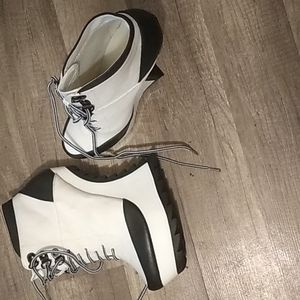 BLK and WHT BRAND NEW SIZE 7